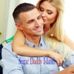 mujer da un beso a su sugardaddy que esta trabajando en el ordenador