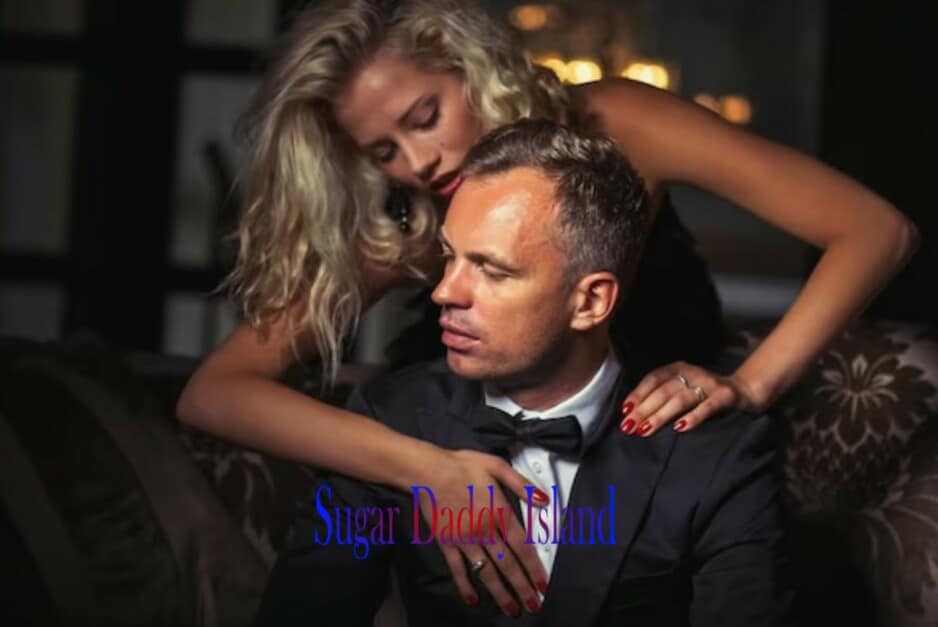 sugardaddy situr í sófa á meðan sugar baby aftan frá virðist vera að gefa honum nudd